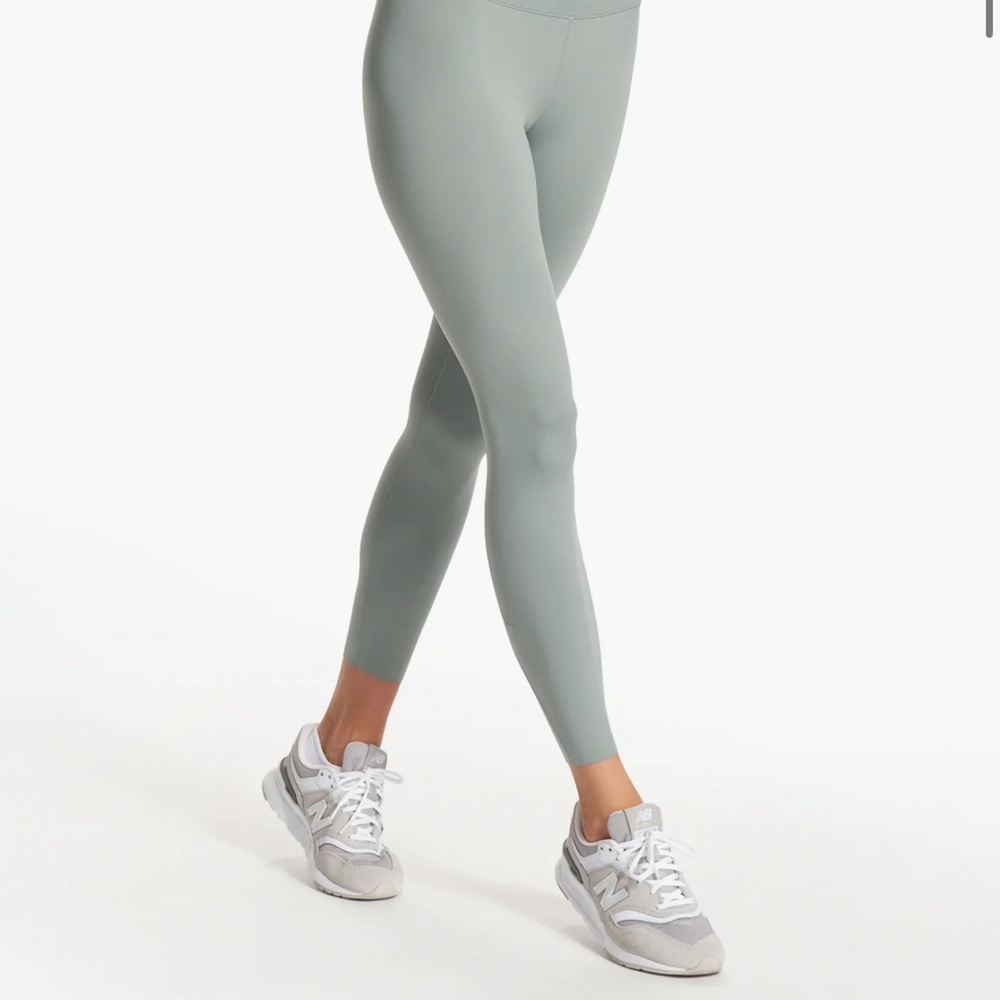 Vuori Evolve Leggings
Color: fern